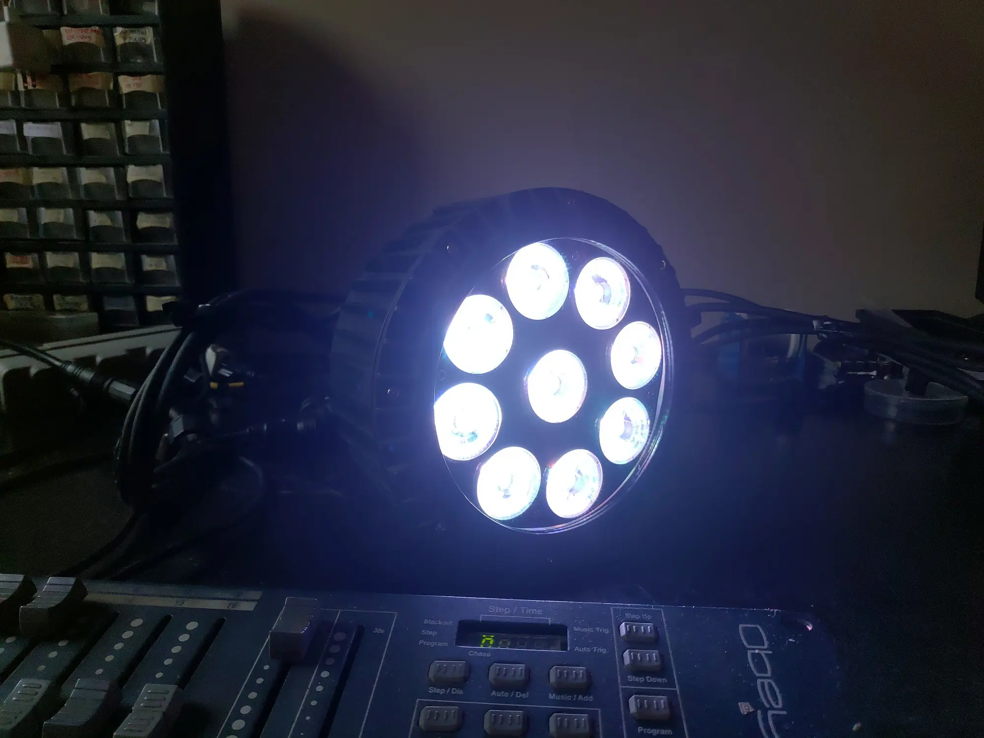 Refletor PAR LED em teste de bancada